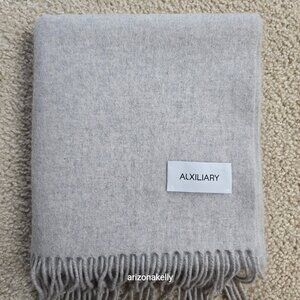 NWOT Alxiliary Cashmere Scarf Light Grey Aritzia